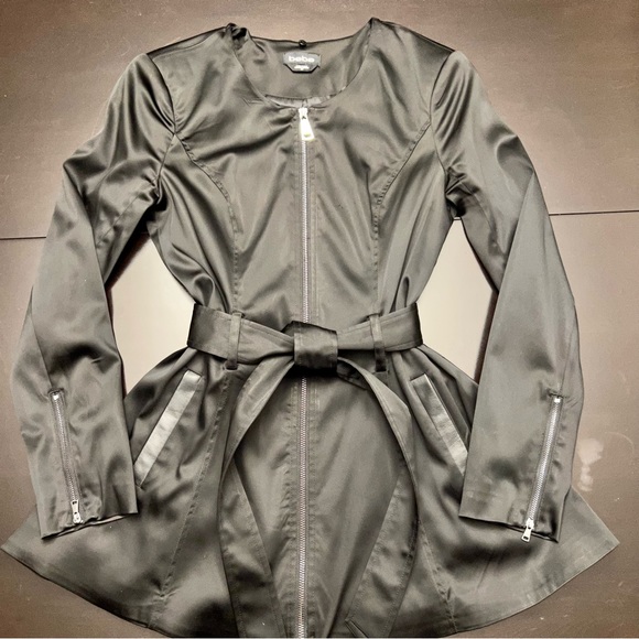 Black trench coat with faux fur shrug collar - Picture 13 of 16